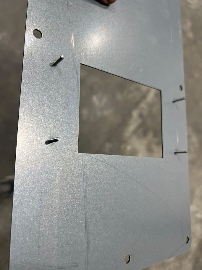 Pieza de chapa fabricada con elementos insertados